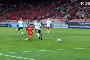 這球沒(méi)進(jìn)?。〉?6分鐘，古斯塔沃單刀被撲，海港仍0-1落后