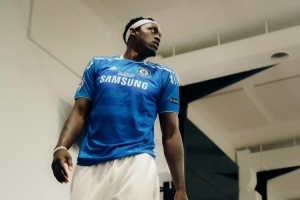 西亞卡姆曬自己穿德羅巴球衣打球照片 致敬非洲老鄉(xiāng)