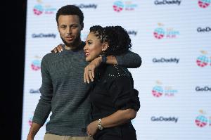 媒體人怒批阿耶莎 庫(kù)里下場(chǎng)罵人：你是小丑里最垃圾的！