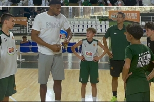 字母哥寄語小球員：小時候最重要的是努力 專注自己如何變得更好