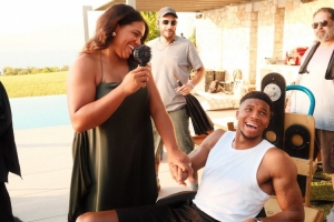 恩愛(ài)夫妻！字母哥曬溫馨照祝妻子生日快樂(lè)：我的摯愛(ài)