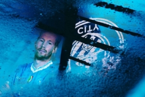 藍月傳奇！歐冠官方曬德布勞內(nèi)重返伊蒂哈德海報