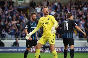 19分鐘送點+撲點+傷退！37歲米尼奧萊撲點后朝裁判慶祝，吃到黃牌