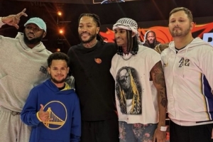 像不像？羅斯合影眾多“冒牌”球星：老詹&庫(kù)里&克拉克森&東契奇