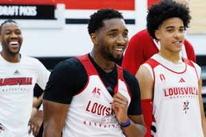 熟悉的球館！米切爾重返母校路易斯維爾大學(xué)與校隊(duì)學(xué)弟們合練