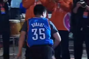 嚴(yán)父型球迷！徐靜雨場上怒換杜蘭特雷霆球衣 追夢一旁鼓掌大笑