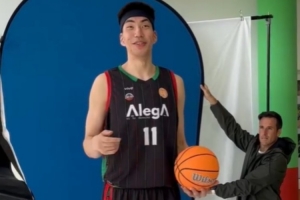 余嘉豪拍定妝照花絮出爐 單手輕松抓球&面對(duì)鏡頭霸氣怒吼