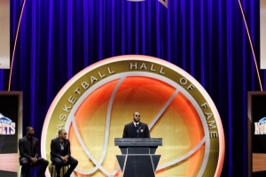 韋德：我穿3號是因?yàn)榘ド?我和偶像一起引薦甜瓜進(jìn)名人堂