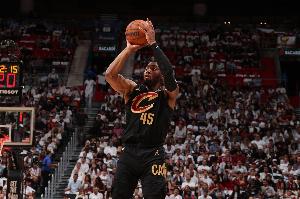 小試牛刀！米切爾半場5中3拿到7分1板2助2斷