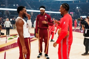 老隊友碰面！騎士VS公牛賽前 米切爾&阿倫與前隊友奧科羅攀談