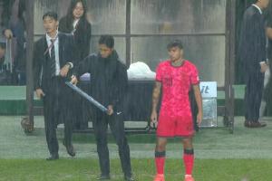 韓國隊(duì)半場調(diào)整，歸化球員卡斯特羅普替補(bǔ)登場！