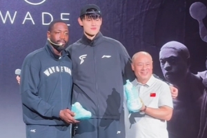 排面拉滿！李寧先生和韋德一起為曾凡博送上雙簽的韋德之道12戰(zhàn)靴