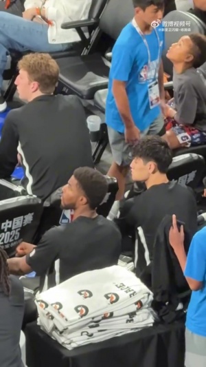 NBA中國(guó)賽次戰(zhàn) 到了末節(jié)小曾還是沒(méi)機(jī)會(huì) 現(xiàn)場(chǎng)觀(guān)眾大喊：換曾凡博