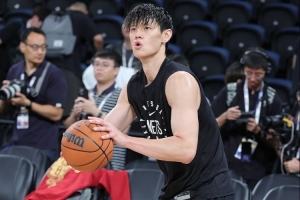 有球迷專(zhuān)門(mén)來(lái)看曾凡博 甚至從黃牛那買(mǎi)高價(jià)票 今晚讓他們無(wú)比失望