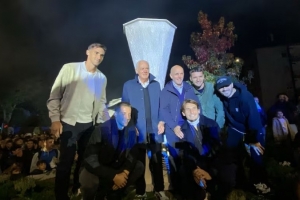 亞特蘭大慶祝俱樂部成立118周年，制作歐聯(lián)杯獎(jiǎng)杯的大理石雕像