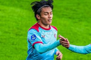 狀態(tài)爆棚??上田綺世腳后跟破門半場戴帽 9輪11球領(lǐng)跑荷甲射手榜