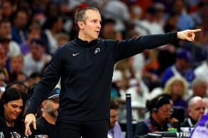 主帥奧特取得執(zhí)教首勝！布克：球隊給他做了家人向其祝賀的視頻