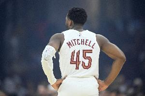 得支棱起來啊！米切爾上半場7投3中僅得8分 球隊落后尼克斯15分