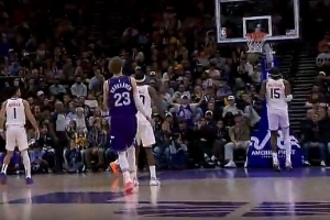 終于等到！吉萊斯皮點(diǎn)到籃板推反擊 布克雙手飛扣反超比分！