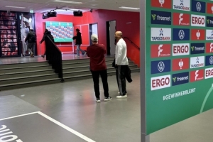 相談甚歡！記者：孔帕尼賽后與科隆主帥夸斯尼奧克交流