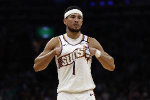 下半場轟29分&絕殺三分不中！布克26中10空砍32分 上半場9中1