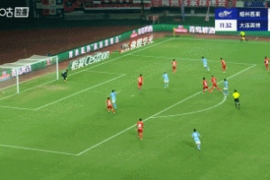 梅州逃過一劫！佩尼亞中路一漏，閆鵬點球點打門擊中立柱彈出