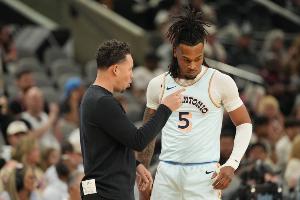 光速五犯！布克一回合連造卡斯?fàn)柸齻€(gè)犯規(guī) 直接走上罰球線