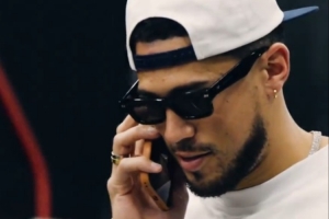 主場(chǎng)迎戰(zhàn)馬刺！布克戴著墨鏡出場(chǎng)大哥范十足 鄧恩黑色小皮鞋亮眼