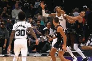 危險(xiǎn)了！文班低位要位揚(yáng)手打翻布克 被吹進(jìn)攻犯規(guī)&本場(chǎng)第4次犯規(guī)