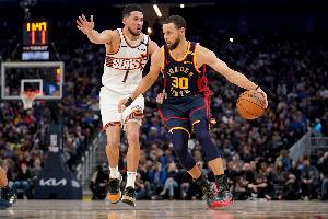 布克：沒(méi)和庫(kù)里聊過(guò)留隊(duì)話題 我認(rèn)為我們都不會(huì)離開(kāi)各自球隊(duì)