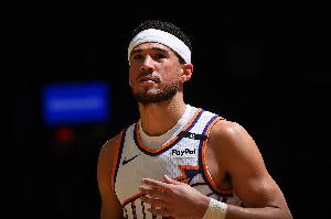 布克：見證過鄧肯、科比和司機(jī)的一人一城 也想像他們和庫里那樣