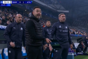 認(rèn)為亞特蘭大手球在先，德澤爾比手持平板中的視頻回放向裁判理論