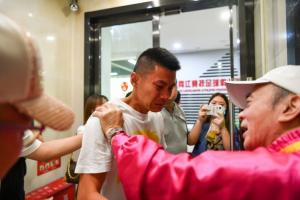 重慶鐵漢！40歲黃希揚隨銅梁龍沖超成功 3年前兩江競技解散時淚崩