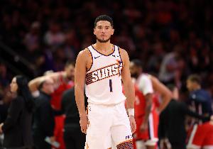 美記：太陽隊沒有傳統(tǒng)控衛(wèi)也能運轉(zhuǎn)很好 布克回到了幾年前的狀態(tài)