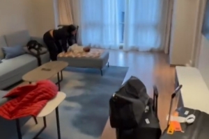 租金多少？杰曼曬首鋼為他全家準(zhǔn)備的公寓：兩室兩廳兩衛(wèi)開放廚房