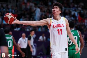 郭士強(qiáng)：考慮到前段時間余嘉豪來回奔波 這次世預(yù)賽就不用回來了