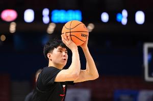 李賢重爆砍33+14！解說：重點人爆得早 就把賽前紙條輪番糊他臉上