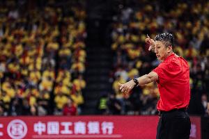 中國男籃在外線失準 只能依靠內線的強攻去得分 也沒有限制李賢重