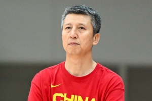 記者：三后衛(wèi)防不了李賢重 中國男籃若有個李弘權類型的鋒線多好