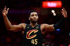 內外開花！米切爾半場12中7獨得22分 三分5中3