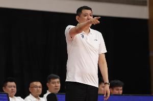 現(xiàn)場觀戰(zhàn)男籃！鞏曉彬：希望小伙子們放下包袱拼出血性 干就完了