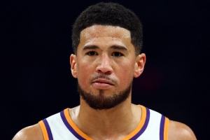 中途傷退！喬丹·奧特：布克是在首節(jié)突破海斯的防守時受的傷