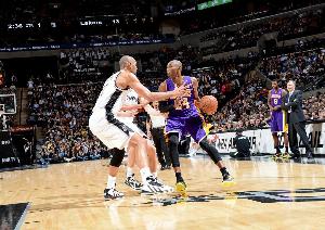 比爾·西蒙斯：鄧肯歷史地位比科比高 他是歷史最不受尊敬的球星