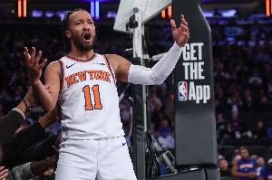 這不應(yīng)該??！新秀詹姆斯外線出手造成布倫森三分犯規(guī)