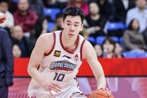 干勁十足！郭昊文首節(jié)替補(bǔ)6分鐘拿9分 完成2次搶斷&上演反擊暴扣