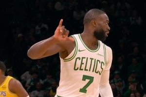 連珠炮！杰倫·布朗外線連中三記三分球