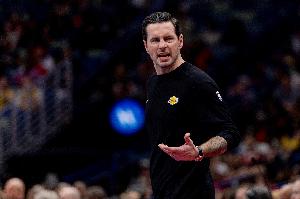 改判了！里夫斯沖搶籃板出界 雷迪克挑戰(zhàn)成功改懷特犯規(guī)