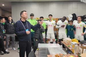 周金輝來到球隊更衣室，為球隊送上鼓勵