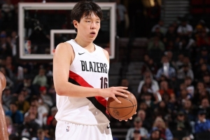 拓媒：球隊(duì)今天有意重視楊瀚森 希望他打出來(lái)以后做籌碼換字母？