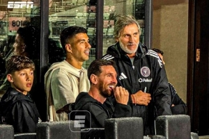 梅西杯青少年錦標賽開幕，梅西與蘇亞雷斯現(xiàn)場觀戰(zhàn)巴薩vs河床